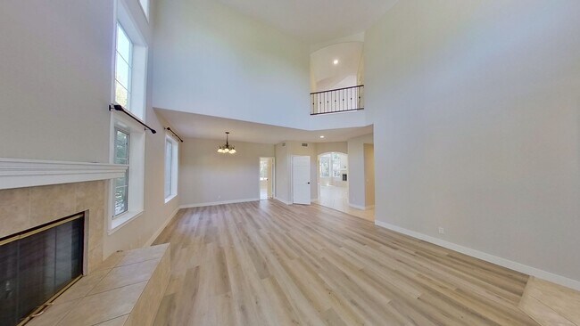 Building Photo - Spectacular and Spacious 4 Bed / 3 Bath Sa...