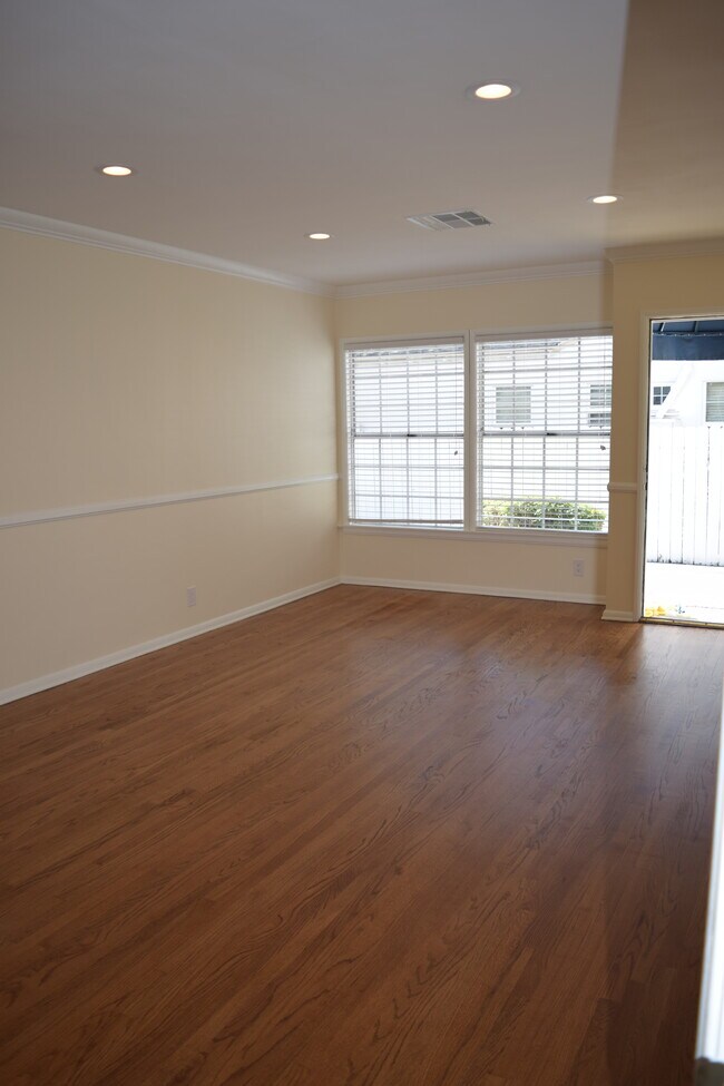 Building Photo - 10117 Camarillo St