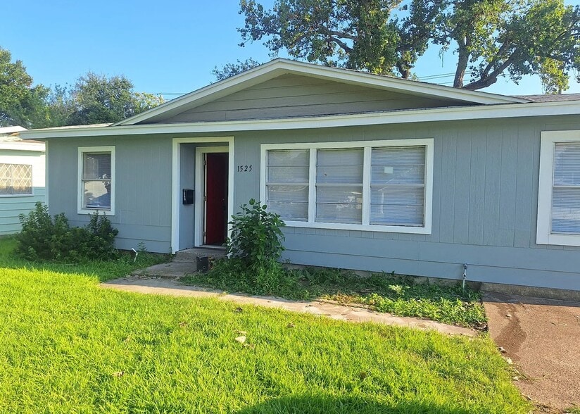 Building Photo - 1525 Wayside Dr