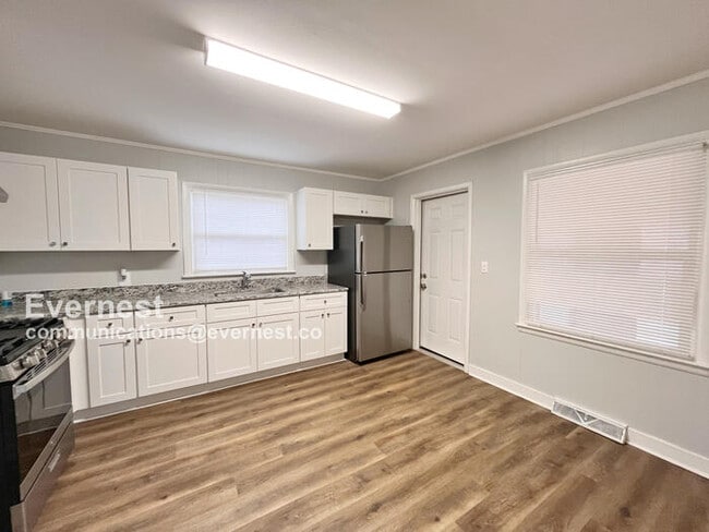 Building Photo - 708 Park Dr