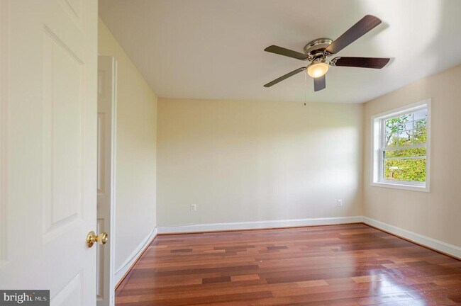 Building Photo - 3868 9th St SE