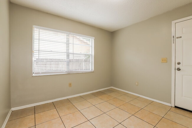 Building Photo - 110 Field Ln
