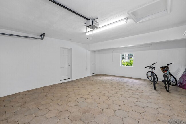 Building Photo - 119 Seagate Rd