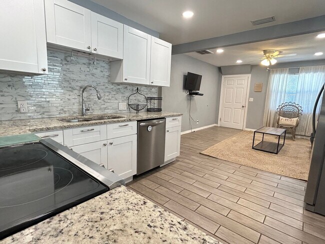 Building Photo - Beautifully Updated Furnished 2 Bed 1 Bath with Fenced Yard!