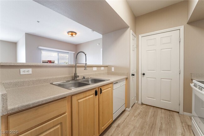 Building Photo - 6955 N Durango Dr