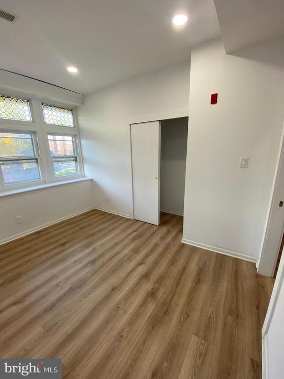 Building Photo - 260 W Johnson St