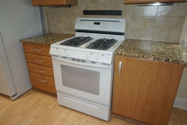 Building Photo - Beautiful 2 bedroom Belmont Condo. 3 Stories, 1 car garage, open floor plan, a/c. Amazing unit!