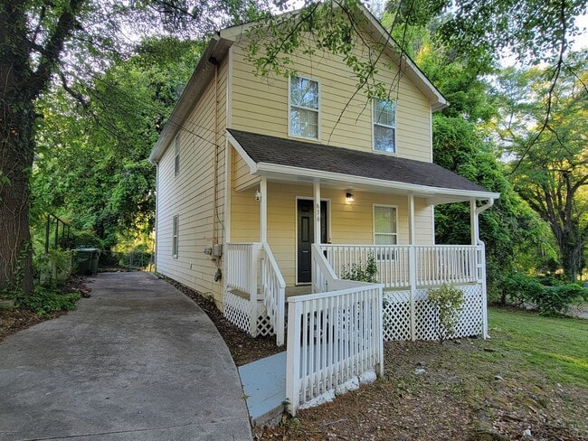 Building Photo - Affordable 2 Story Home - Fresh Paint - New flooring Large Lot - Close to Downtown Atlanta