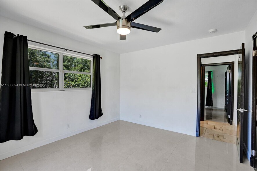 Building Photo - 3100 NE 56th Ct