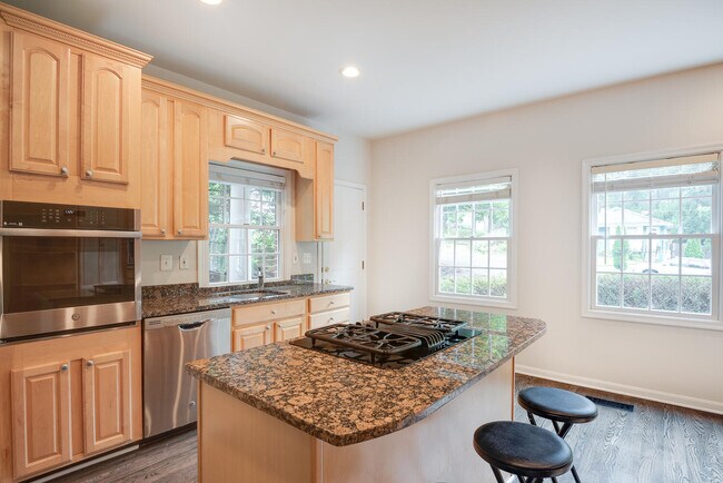 Building Photo - 6351 Lakewood Dr