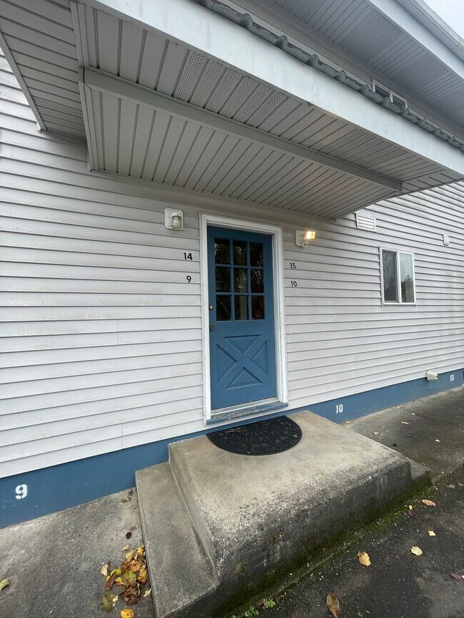 Building Photo - 32000 Pineway Rd