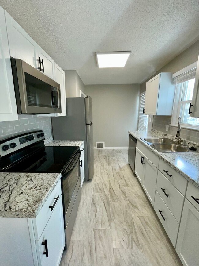 Building Photo - Updated 4-Bedroom Bungalow with Modern Kit...