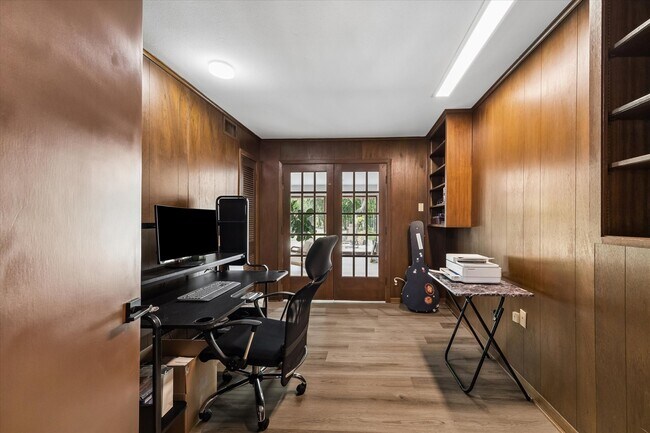 Building Photo - 9805 Shadow Wood Dr