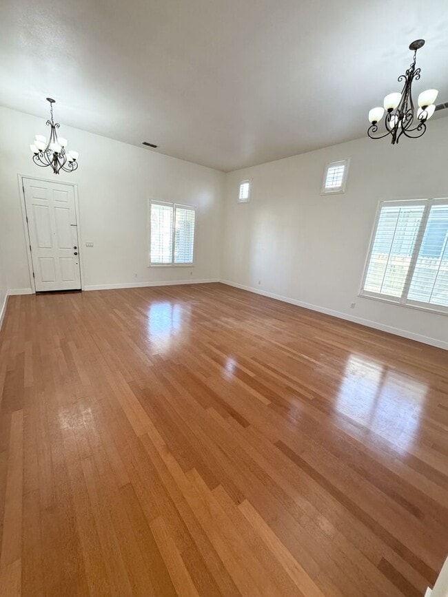 Building Photo - 4 Bedroom / 3 Bathroom Home in Elk Grove – Bedroom & Full Bath Downstairs SEE VIDEO
