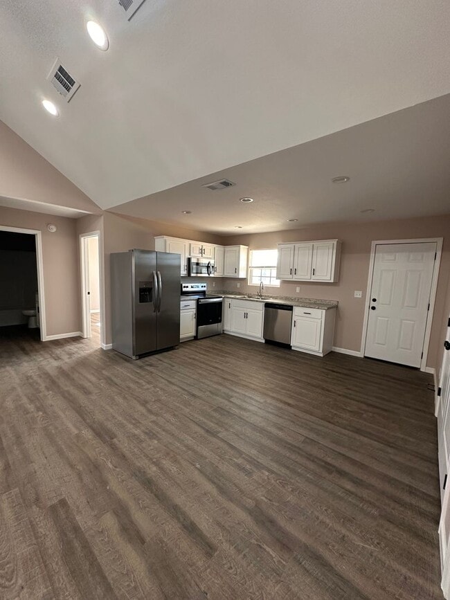 Building Photo - 3 Bed 2 Bath Brick Home with Fenced in Backyard