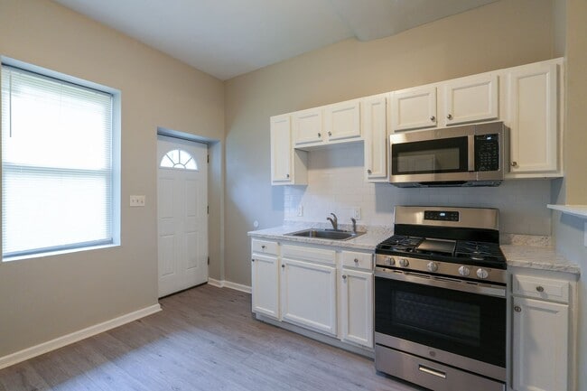 Building Photo - Newly renovated 6 bedroom 2.5 bath in Carroll Park Area