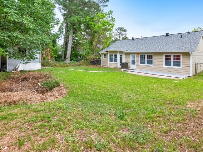 Building Photo - 9138 Clubhouse Dr