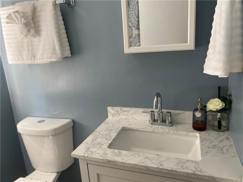 Building Photo - 481 Pine St