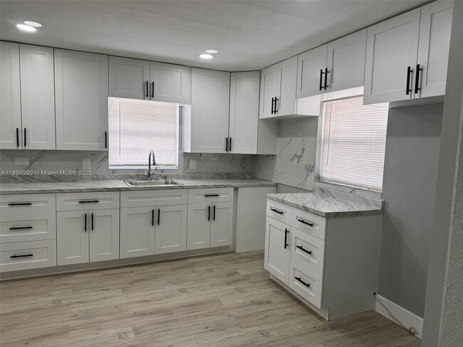 Building Photo - 141 W 6th St