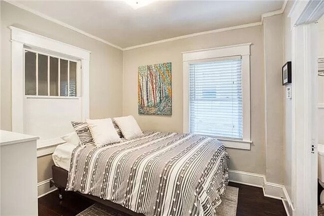Building Photo - Charming West Plaza Bungalow