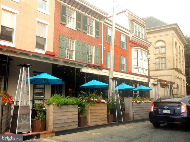 Building Photo - 302 S Darlington St