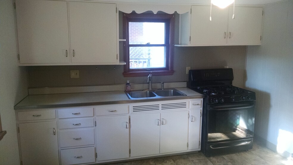 Kitchen furnished with gas range, fridge, washer/dryer - 507 N Division Ave