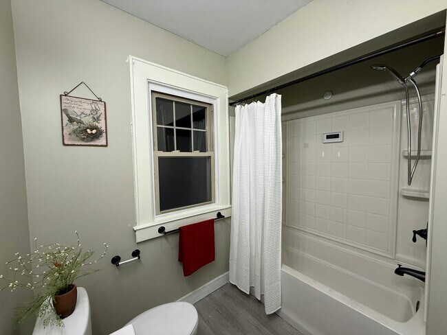 Building Photo - 721 Salt Springs Rd