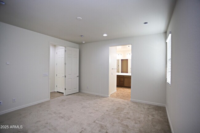 Building Photo - 1005 W Finch Dr