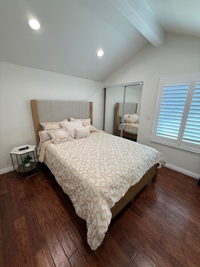 Building Photo - Fully Furnished 5 bedroom home