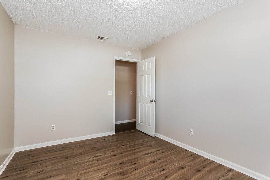 Building Photo - 2423 Scanlon Dr