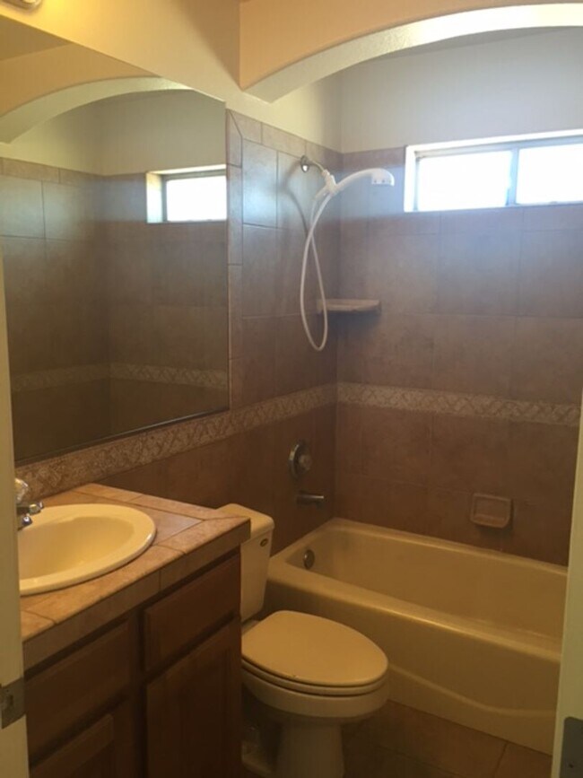 Building Photo - Valle Vista home, just outside of Kingman ...