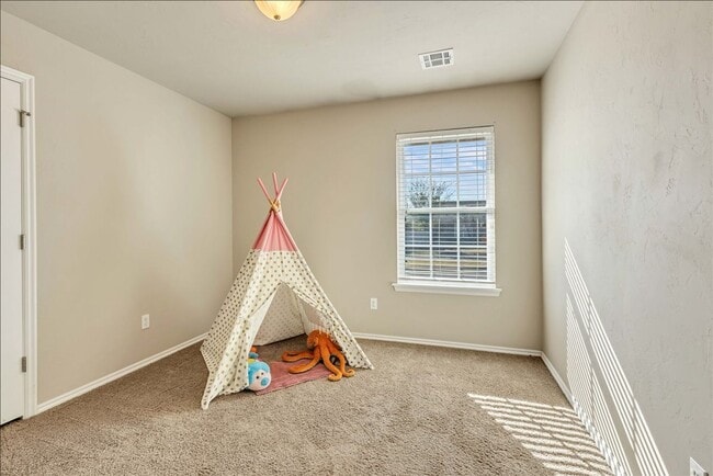 Building Photo - Adorable Cozy Home in Yukon (Mustang Schools)