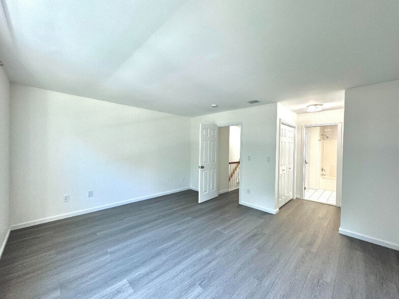 Building Photo - 73 Manorwood Dr
