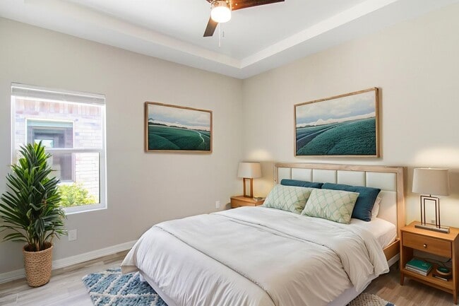 Building Photo - 904 W Mahala Ave