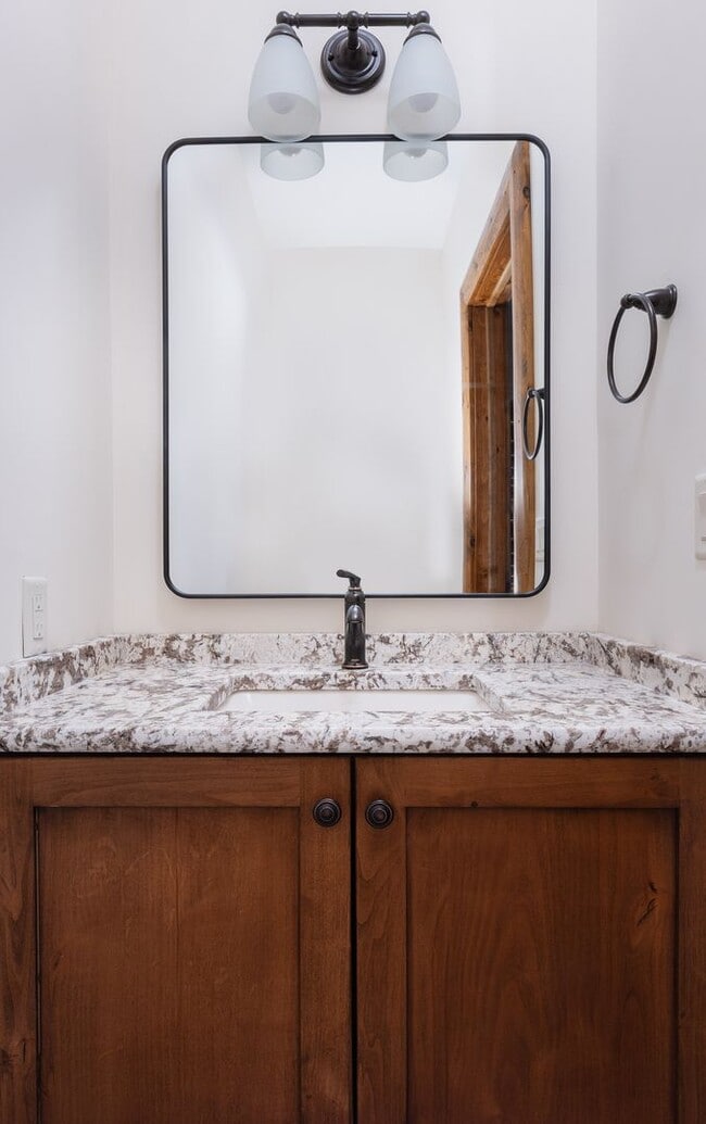 Building Photo - Spacious & Elegant 3-Bedroom Home – Flexib...