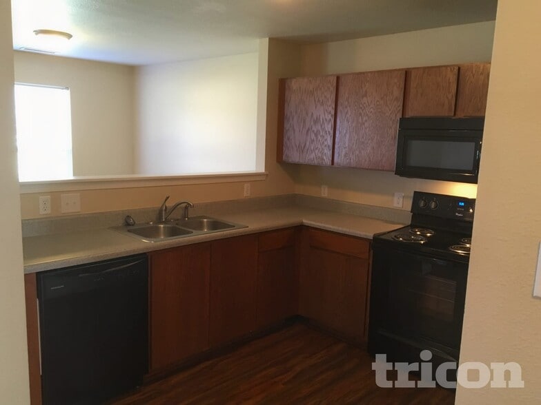 Building Photo - 1829 Oakdale Green Dr