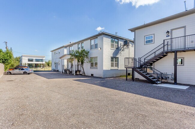 Building Photo - 215 N Milby St