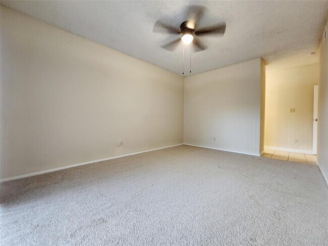 Building Photo - 17417 Red Oak Dr