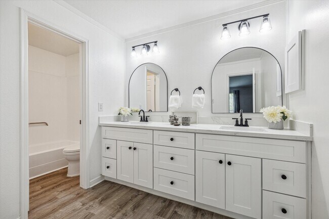 Building Photo - 2125 Augusta Dr