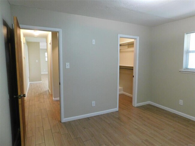 Building Photo - 733 Gillespie St