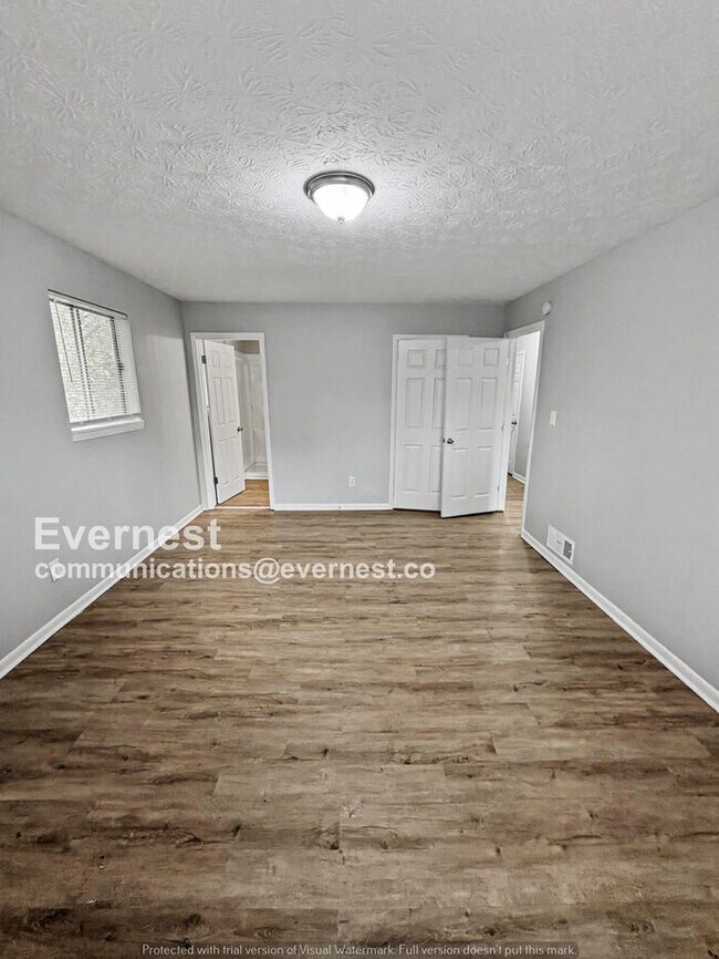 Building Photo - 4 Bed, 2 Bath Home with Garage / Pet-Friendly / Available Now!