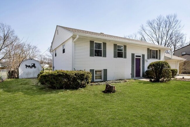 Building Photo - 3 Bedroom Home With Spacious Fenced Yard i...