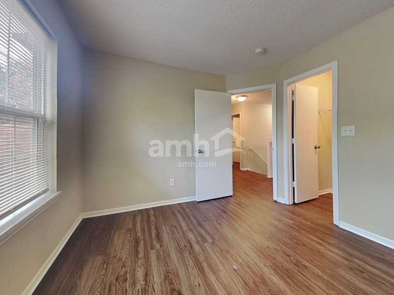 Building Photo - 5426 Alameda Rd