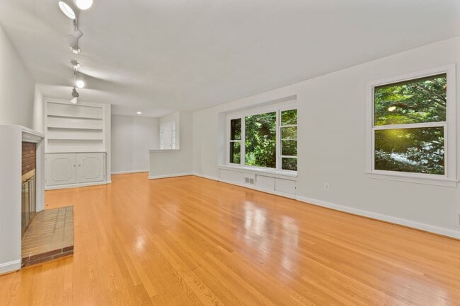 Building Photo - Discover this beautifully updated Colonial...