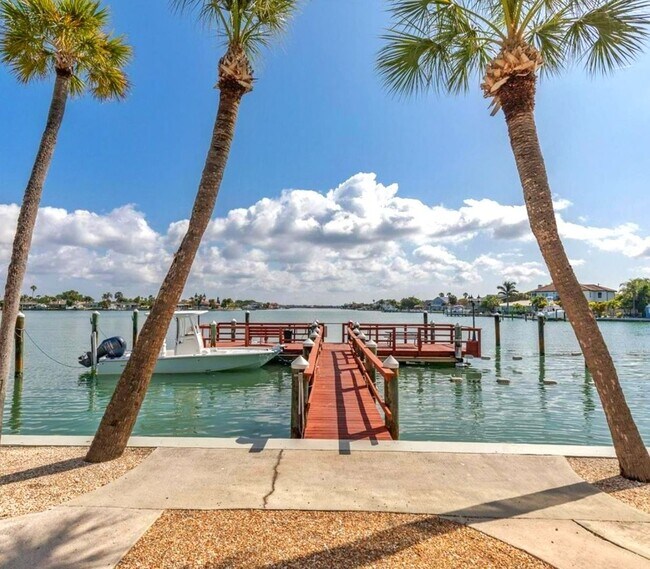 Building Photo - 2 Bedroom 2 Bath St. Pete Beach Condo!