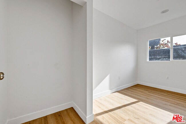 Building Photo - 220 E Vernon Ave