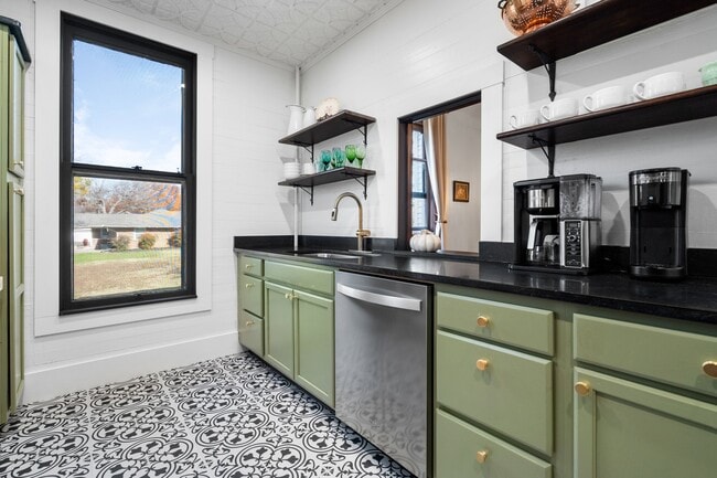 Building Photo - 676 S Waco St