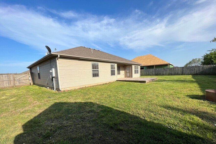 Building Photo - 210 Willow Dr