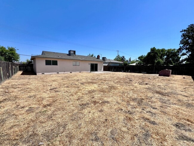 Building Photo - $2,395 Gettysburg & Minnewawa, 3 Bedroom 2...