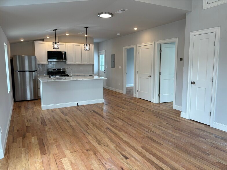 Building Photo - 254 Salem St